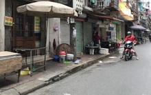 Sau hàng ăn uống, nhiều chợ ở Hà Nội tiếp tục "nghỉ Tết" vì Covid-19