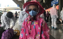 Người dân mặc đồ bảo hộ kín mít ra sân bay, ga quốc tế Tân Sơn Nhất hoang vắng lạ thường