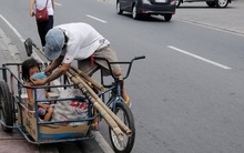 Xúc động bức ảnh người cha nghèo nhường khẩu trang cho con gái giữa đại dịch Covid-19