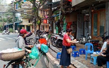 CLIP: Hết cách ly, người dân phố Trúc Bạch nhộn nhịp sắm sanh, thể dục