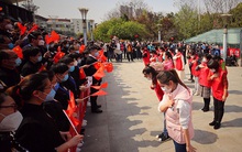 [Ảnh] Hoàn thành sứ mệnh lịch sử, đội ngũ bác sĩ chi viện bùi ngùi rời Vũ Hán