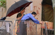 [Ảnh] Đội mưa gửi đồ tiếp tế cho người thân trong khu cách ly Pháp Vân - Tứ Hiệp