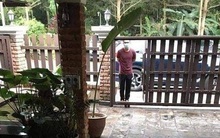 Bức ảnh bác sĩ đứng ngoài cổng nhìn con rồi qua đời vì Covid-19: Lấy nước mắt dân mạng nhưng hóa ra lại là "fake news"