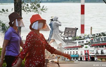 Khung cảnh khác lạ của Hà Nội thời dịch Covid-19: Những cánh cửa im phăng phắc, người dân trùm kín tập thể dục bên hồ Gươm