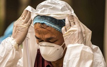 [Ảnh] 10 giờ của nhân viên y tế khi phun tiêu trùng, khử độc ở toà 34T, nơi nữ phóng viên nhiễm Covid-19 sinh sống