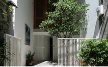 Ngôi nhà phố màu trắng, nổi bật trong hẻm nhỏ