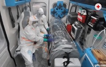 Hình ảnh xúc động bên trong xe cứu thương chở bệnh nhân Covid-19 ở Italy: "Đừng sợ", "Đừng sợ"!