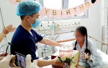 Những hình ảnh xúc động rớt nước mắt bên trong khu cách ly BV Bạch Mai