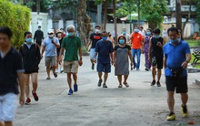 Người dân Sài Gòn vô tư tập trung hóng mát và tập thể dục trong ngày đầu tiên cách ly toàn xã hội