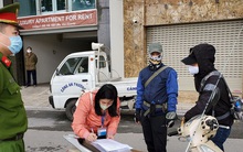 Hà Nội: 2 người đi câu cá, 1 đi bán hoa không thuộc diện được phép ra đường bị phạt 200.000 đồng/người