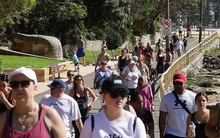 Hàng ngàn người tại điểm nóng Covid-19 ở Úc lại ra bãi biển vui chơi