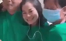 Clip xúc động: Y bác sĩ ôm nhau bật khóc khi bệnh nhân Covid-19 cuối cùng của Bình Thuận có kết quả xét nghiệm âm tính