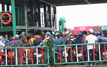 Chen chân qua phà Cát Lái trong ngày 'cách ly toàn xã hội'