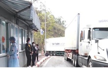 Tồn đọng 2.300 xe hàng nông sản nằm chờ xuất khẩu