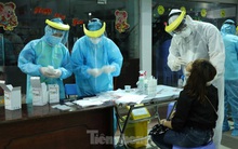 Cận cảnh lấy mẫu xét nghiệm gần 300 khách đi tàu đến TPHCM