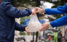 Thêm "máy ATM" phát gạo miễn phí tại Hà Đông cho người nghèo