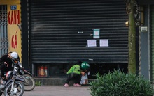 Ảnh: Cửa hàng mở hé cửa, mua bán thò thụt trong những ngày cách ly xã hội