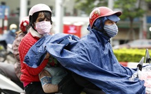 Sáng đầu tuần, người Hà Nội túa ra đường đông bất chấp mưa, rét và lệnh cách ly xã hội