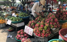 Trái cây mùa hè giá rẻ như cho vẫn ế