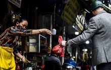 [Ảnh] Khu chợ độc đáo tại Hà Nội, người bán đứng cách người mua 2 mét trên vạch kẻ sơn