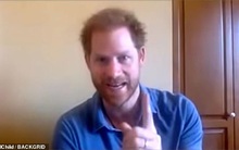 Harry lần đầu xuất hiện công khai sau khi cùng vợ con chuyển đến Mỹ và khiến nhiều người sửng sốt bởi ngoại hình