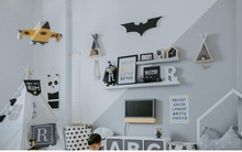 Thiết kế phòng cho con trai với nhiều món đồ trang trí cá tính