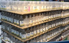 Hết thời chen lấn, khẩu trang và nước rửa tay giảm giá chất đầy kệ