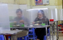 Quán cơm tại Hà Nội lắp kính chắn giọt bắn chống dịch COVID-19 để đón khách: “Hành động đơn giản mà thiết thực”