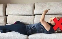 3 tư thế nằm khi dùng điện thoại chỉ khiến bạn phải đối mặt với nguy cơ đi chỉnh hình cột sống từ sớm