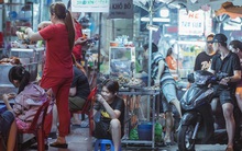 Hàng quán tại khu chợ bình dân nức tiếng nhất Sài Gòn hậu cách ly xã hội: Cảnh tấp nập đã trở lại, người bán và mua vẫn “đề phòng là trên hết”