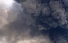 Đang cháy rất lớn tại công ty bao bì ở Cái Bè