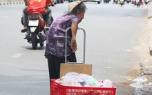 Người bán hàng rong, xe ôm, bán vé số… sẽ được nhận tiền từ gói hỗ trợ 62.000 tỷ đồng sau 12 ngày