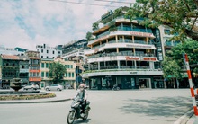 Hồ Hoàn Kiếm ngày cuối tuần bình yên, cuộc sống chậm lại khiến cho nhiều người chợt nhận ra nơi đây có nhiều thứ đẹp mà ngày thường chẳng hề hay biết