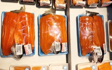 Cá hồi tiêu thụ trong nước giảm mạnh, người tiêu dùng hưởng lợi