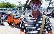 Người bán vé số dạo vỡ òa ngày “tái xuất”