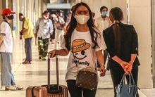 Người dân "tay xách nách mang" đồ đạc về quê nghỉ lễ 30/4, xe khách được phun khử khuẩn trước khi xuất bến