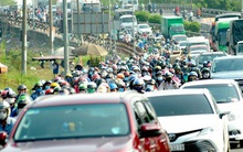Choáng với cảnh người - xe ken đặc ở các cửa ngõ TP HCM