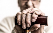 Nhờ bác sĩ chữa mắt xong, khi mở mắt ra, bà lão kinh ngạc trước những gì nhìn thấy