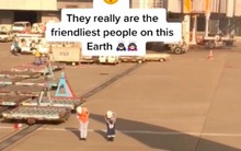 Cái cúi đầu đến 90 độ của hai nhân viên tại sân bay Nhật Bản khi nhìn thấy hành khách chuẩn bị cất cánh khiến cô gái bồi hồi đầy xúc động