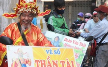 Chuyện ông "thần tài" đi khắp Sài Gòn để bán vé số may mắn: "Có người nói tôi việc nhà không xong mà bày đặt đi giúp người nghèo"