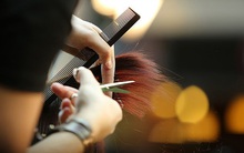 Hiệu cắt tóc Ireland bị cấm tới tháng 7, khách trả 5 triệu đồng cho một lần cắt chui