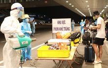 Cận cảnh chuyến bay đầu tiên từ Mỹ hạ cánh xuống Vân Đồn đưa 343 người Việt về nước