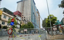 CLIP: Cận cảnh lập rào chắn, di chuyển đồ đạc để phá dỡ phần sai phạm toà nhà 8B Lê Trực