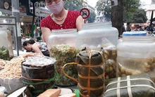 Giá thịt lợn vẫn ở mức cao khiến giá giò chả tại các chợ cũng "nhảy múa" liên tục, chả mỡ từ 110 nghìn đồng/kg tăng lên đến 160 nghìn đồng/kg