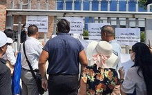 3 tháng nghỉ học vì dịch phải đóng hơn 200 triệu đồng, phụ huynh đội nắng đến trường Quốc tế Mỹ phản ánh nhưng chỉ được đối thoại vài câu qua cổng sắt