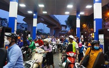 Ảnh: Dân ùn ùn đổ xăng trước thông tin tăng giá