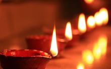 Được Đức Phật sai đi tắt đèn song có 1 ngọn đèn mãi không tắt, đệ tử kinh ngạc khi Ngài chỉ rõ lý do