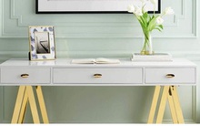 Những chiếc bàn làm việc màu trắng làm sáng không gian