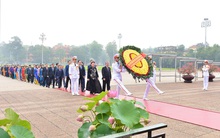 Các đại biểu Quốc hội vào Lăng viếng Chủ tịch Hồ Chí Minh