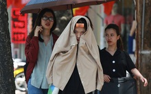 Hà Nội: Sinh viên nhăn mặt, người lao động oằn mình di chuyển dưới nắng nóng như thiêu đốt